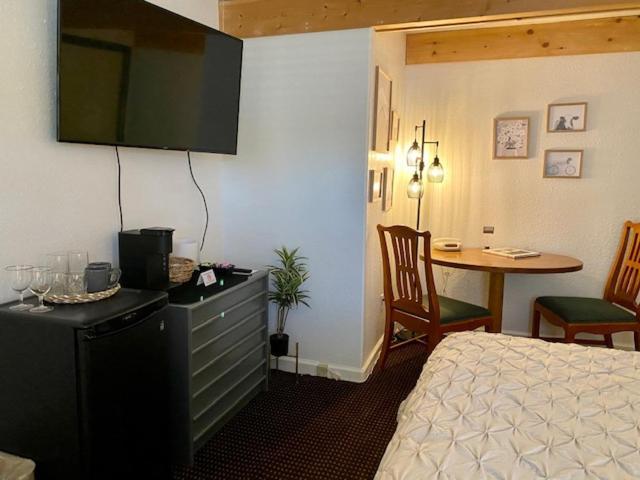 Moose Creek Lodge & Suites Cody Bilik gambar